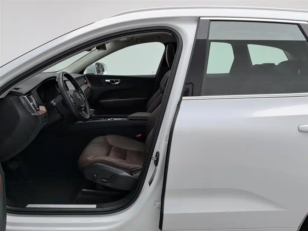 Volvo XC60 2020 — фото 10