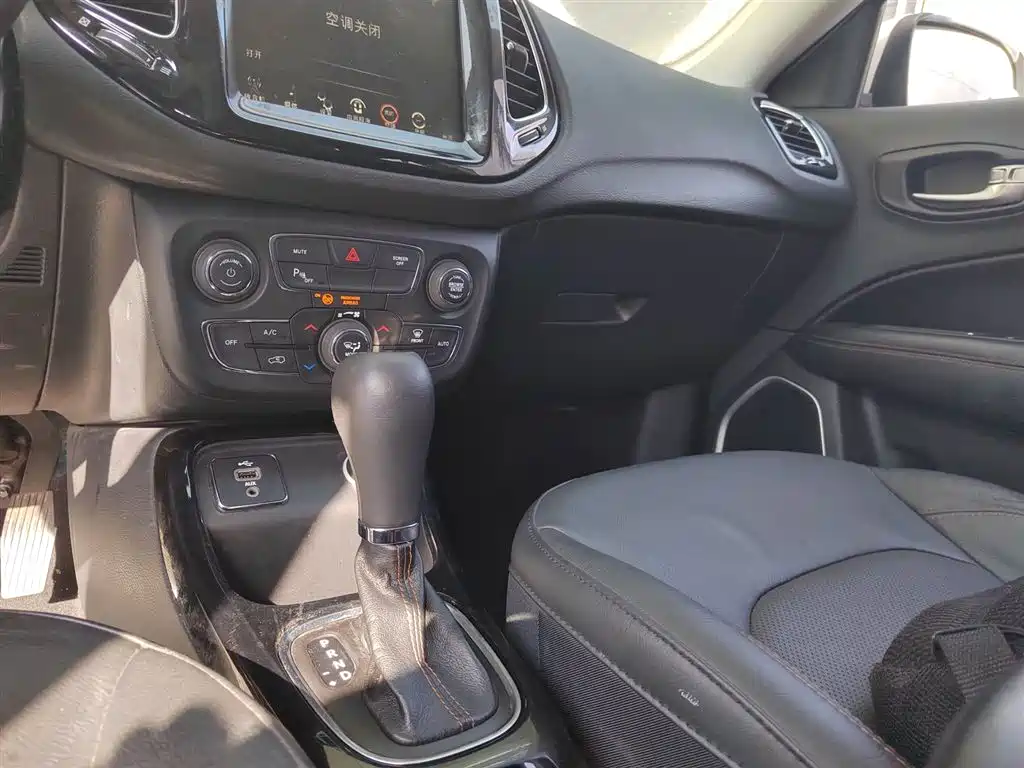Jeep Compass 2017 — фото 14