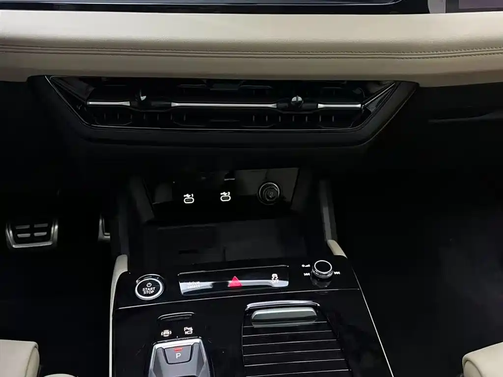 Audi Q6L e-tron 2025 — фото 11