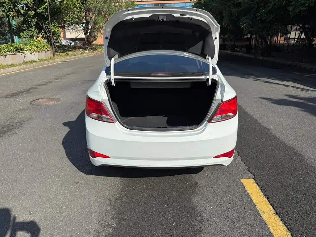 Hyundai Verna 2015 — фото 17