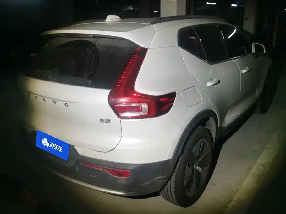 Volvo XC40 2023 — фото 3
