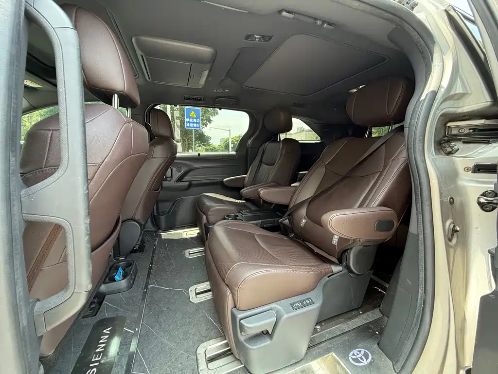 Toyota Sienna 2022 — фото 12