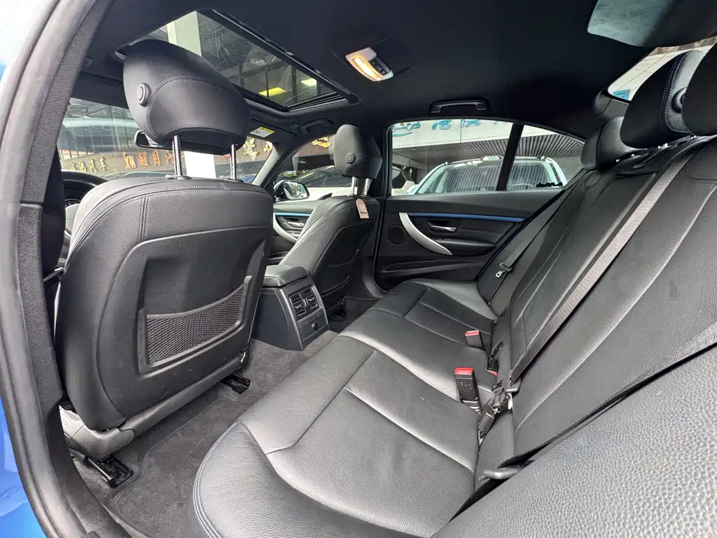 BMW 3 Series 2018 — фото 10
