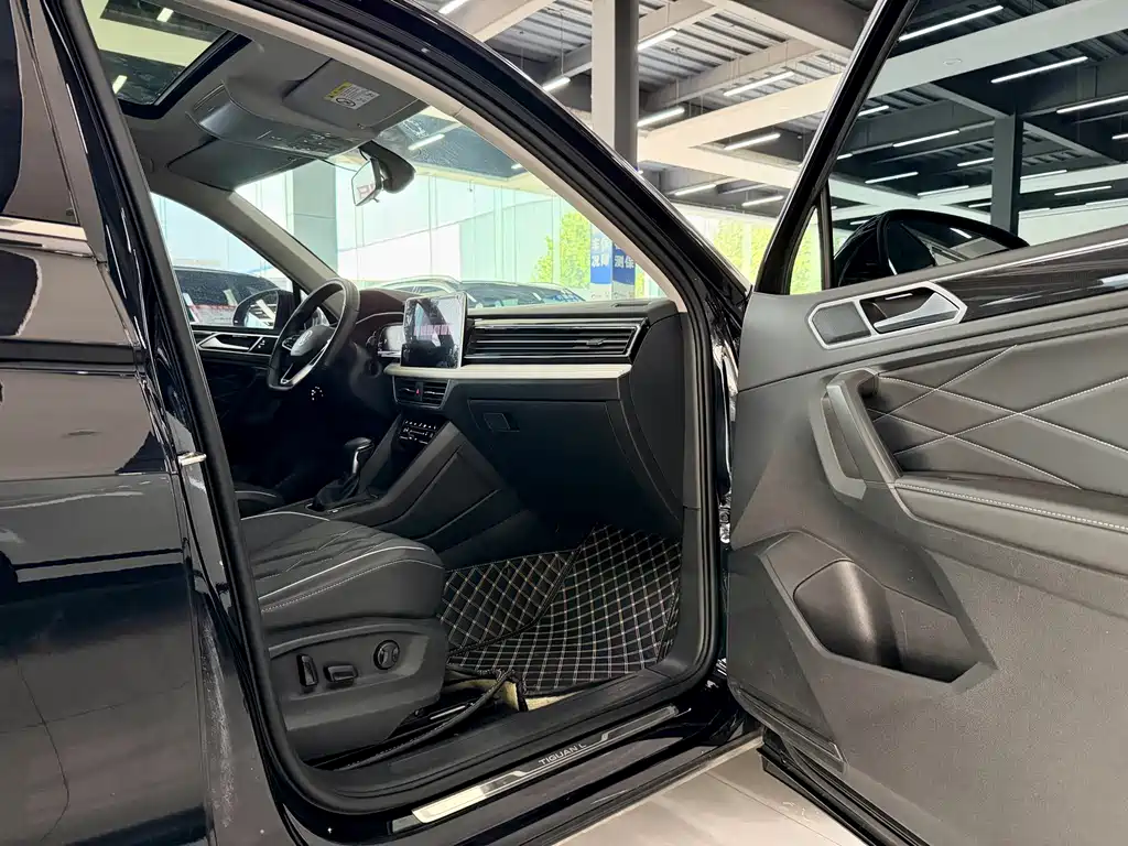 Volkswagen Tiguan L 2023 — фото 8