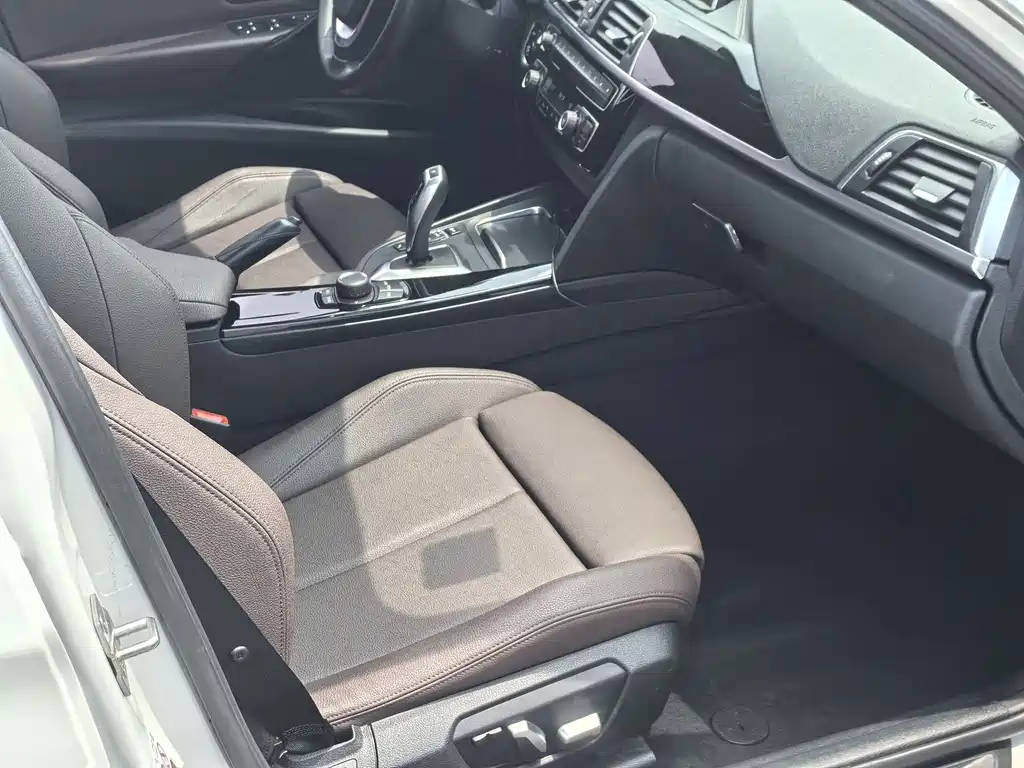 BMW 3 Series 2018 — фото 13
