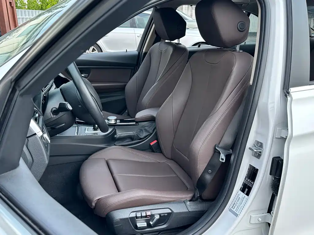 BMW 3 Series 2019 — фото 10