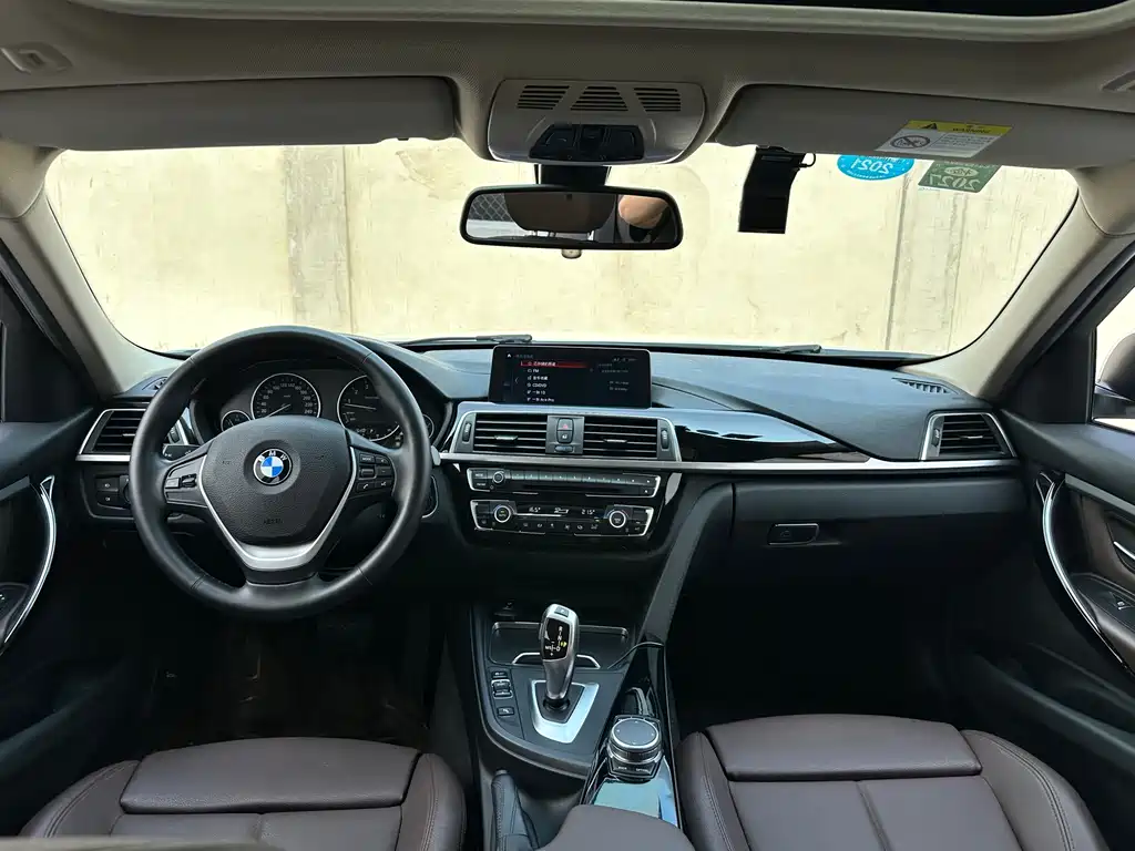 BMW 3 Series 2019 — фото 21