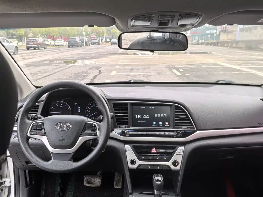 Hyundai Elantra 2019 — фото 11