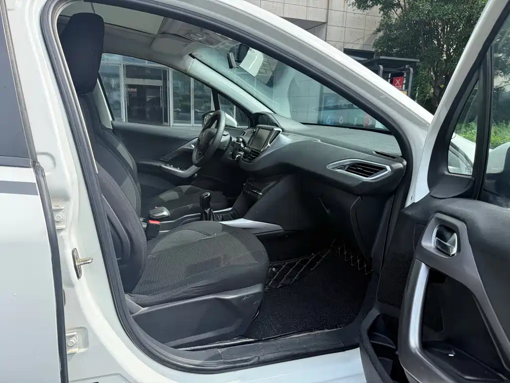 Peugeot 2008 2015 — фото 13