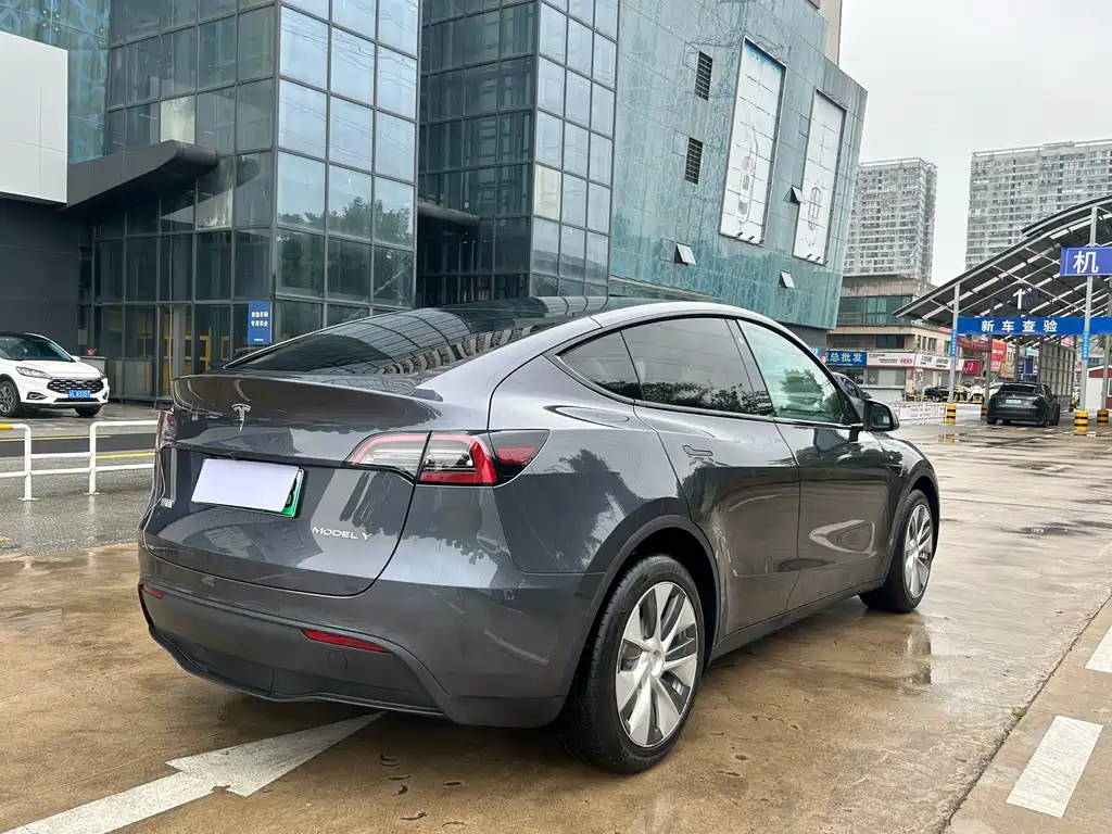 Tesla Model Y 2022 — фото 9