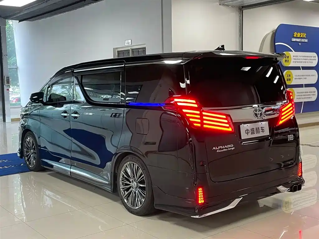 Toyota Alphard 2021 — фото 32