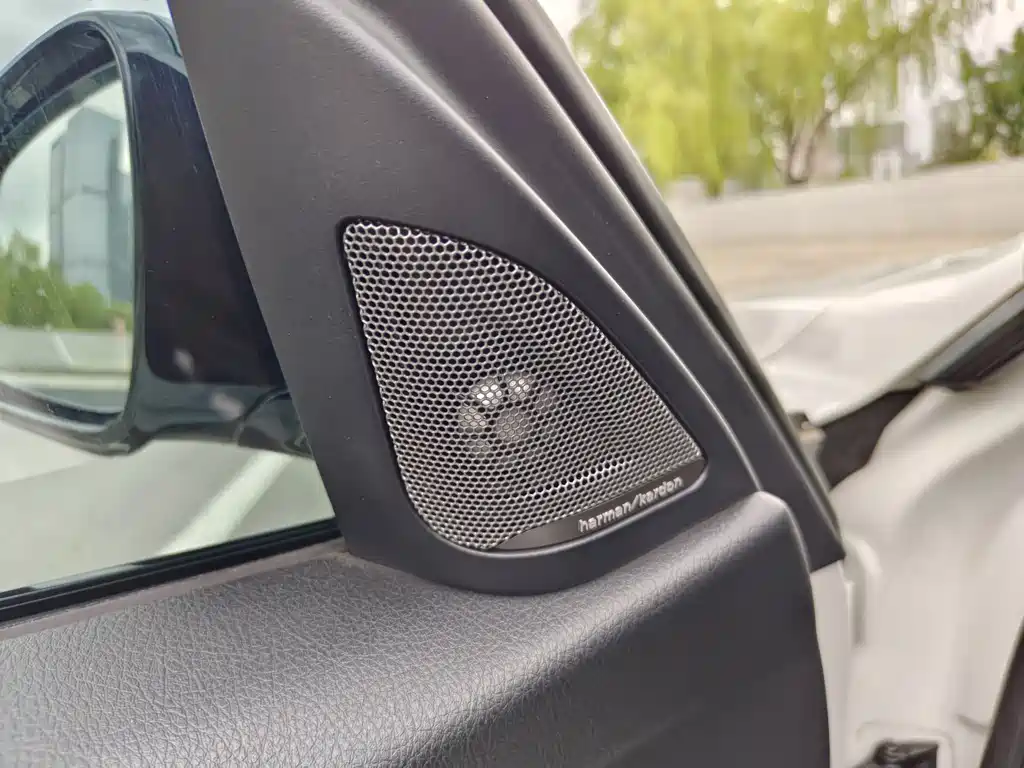 BMW 3 Series 2018 — фото 16