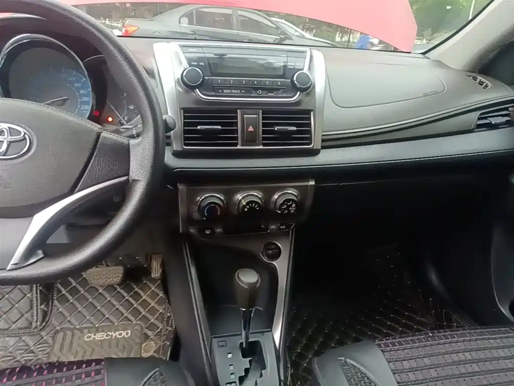 Toyota Yaris L 2015 — фото 13