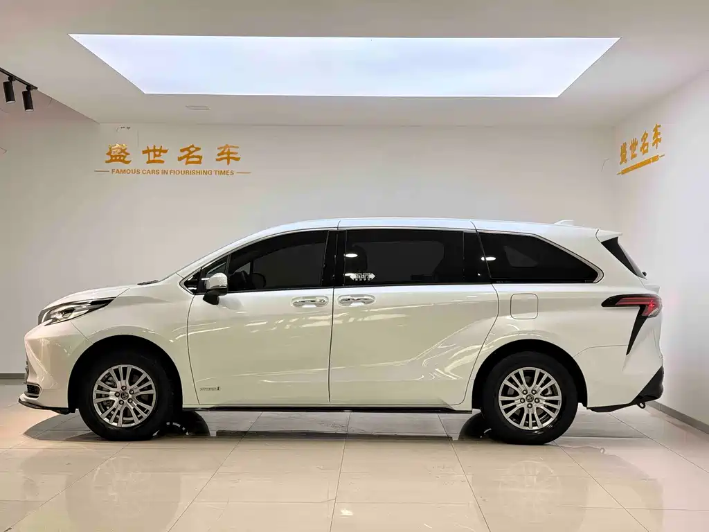 Toyota Sienna 2023 — фото 4
