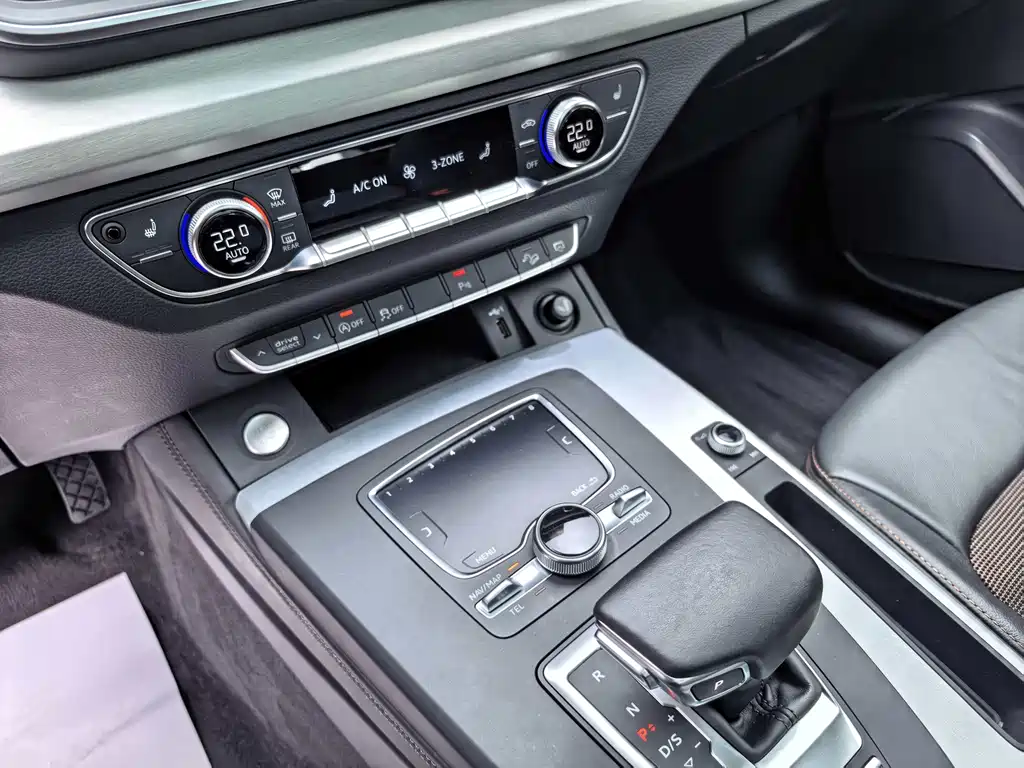 Audi Q5L 2019 — фото 16