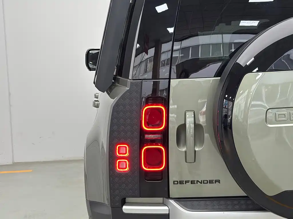 Land Rover Defender 2023 — фото 15
