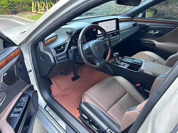 Lexus ES 2021