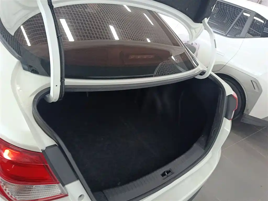Nissan Bluebird 2016 — фото 15