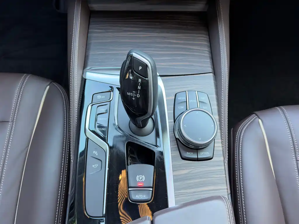 BMW 5 Series 2018 — фото 23