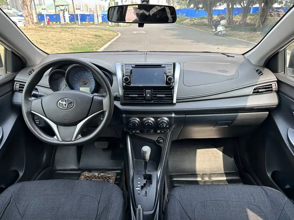 Toyota Yaris L 2015 — фото 14