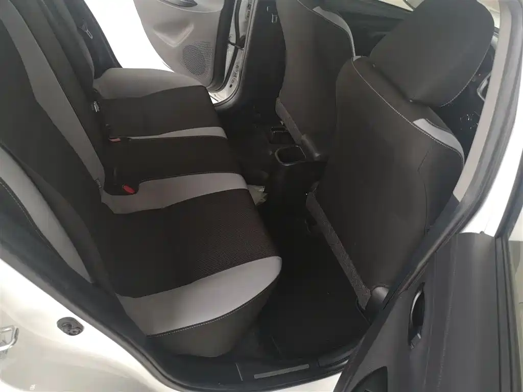 Toyota Yaris L 2020 — фото 13