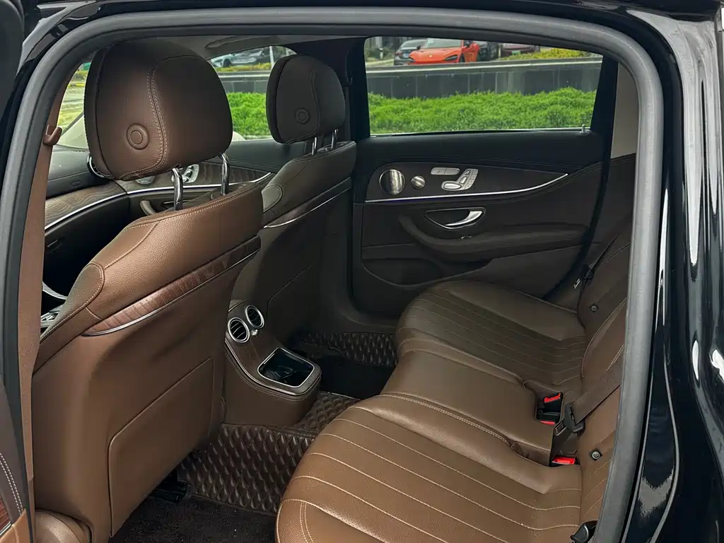 Mercedes-Benz E-Class 2023 — фото 6