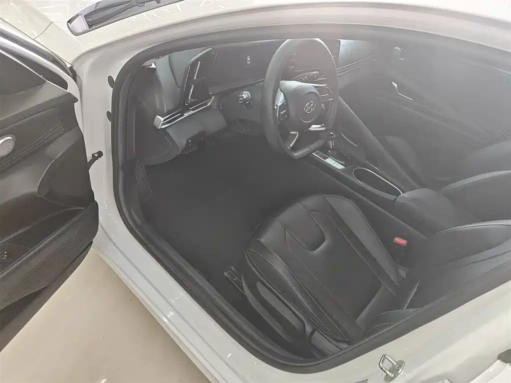 Hyundai Elantra 2021 — фото 12