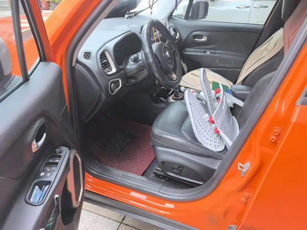 Jeep Renegade 2017 — фото 13