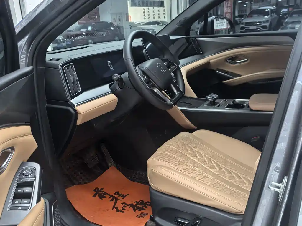 BYD L DM-i 2025 — фото 7