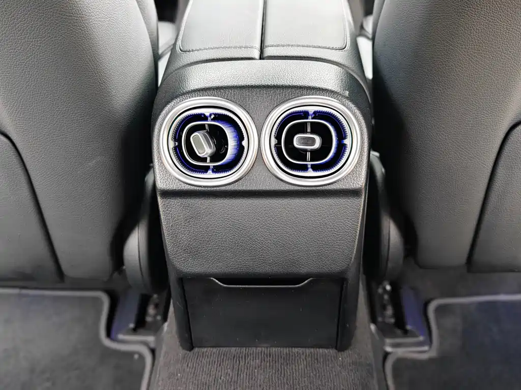 Mercedes-Benz C-Class 2024 — фото 21