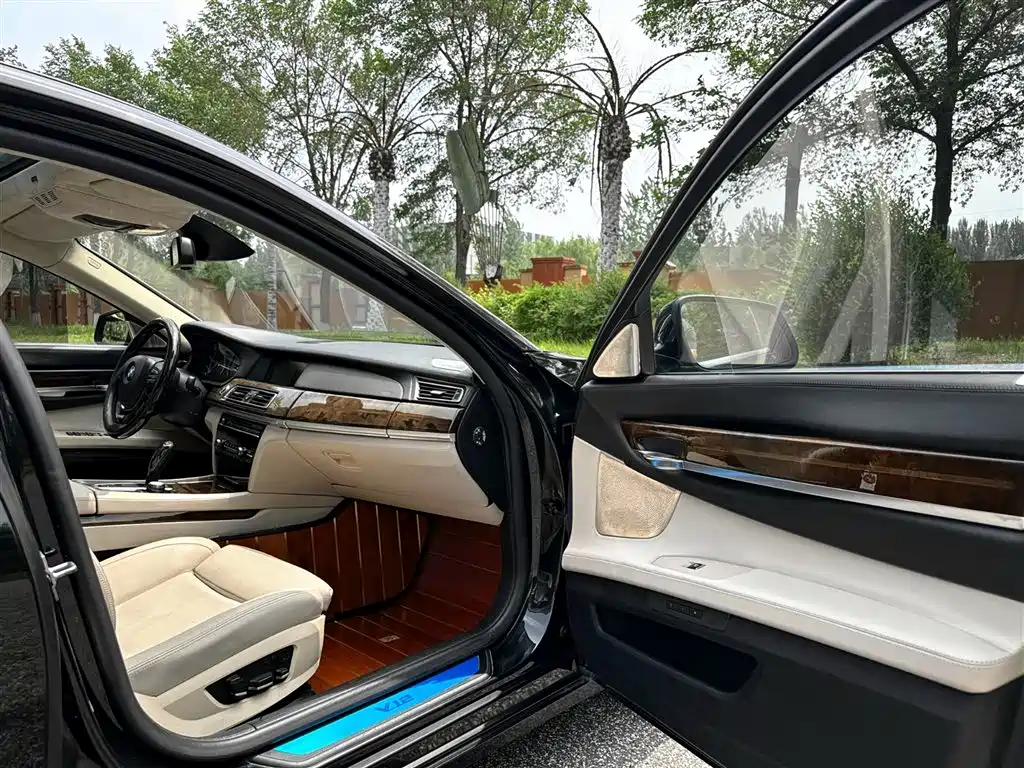 BMW 7 Series 2012 — фото 18