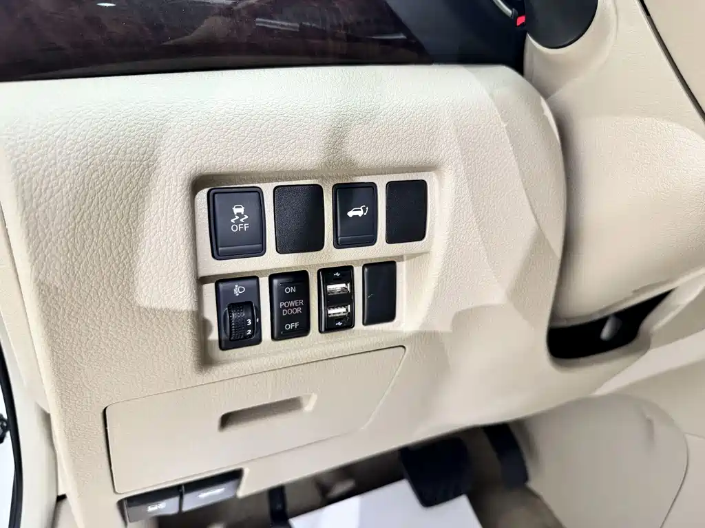 Nissan Quest 2016 — фото 19