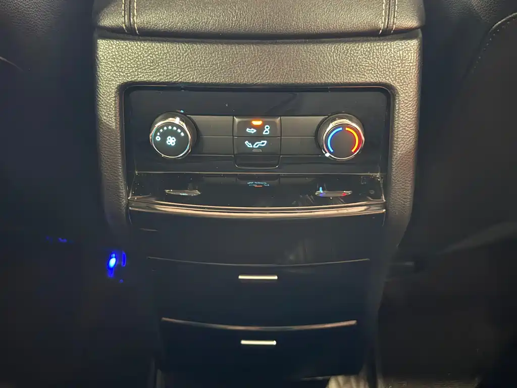 Ford Edge 2017 — фото 10