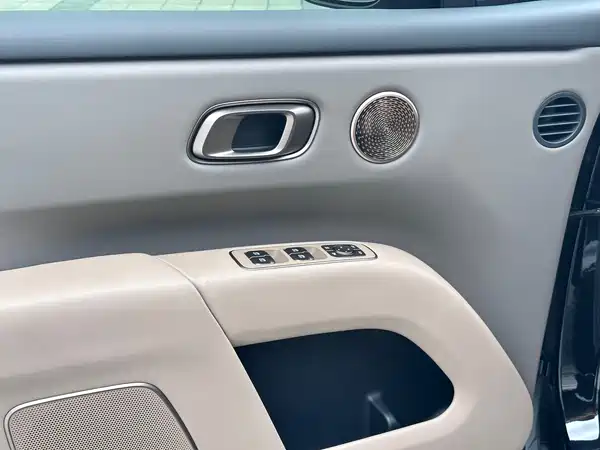 Li Auto i8 2025