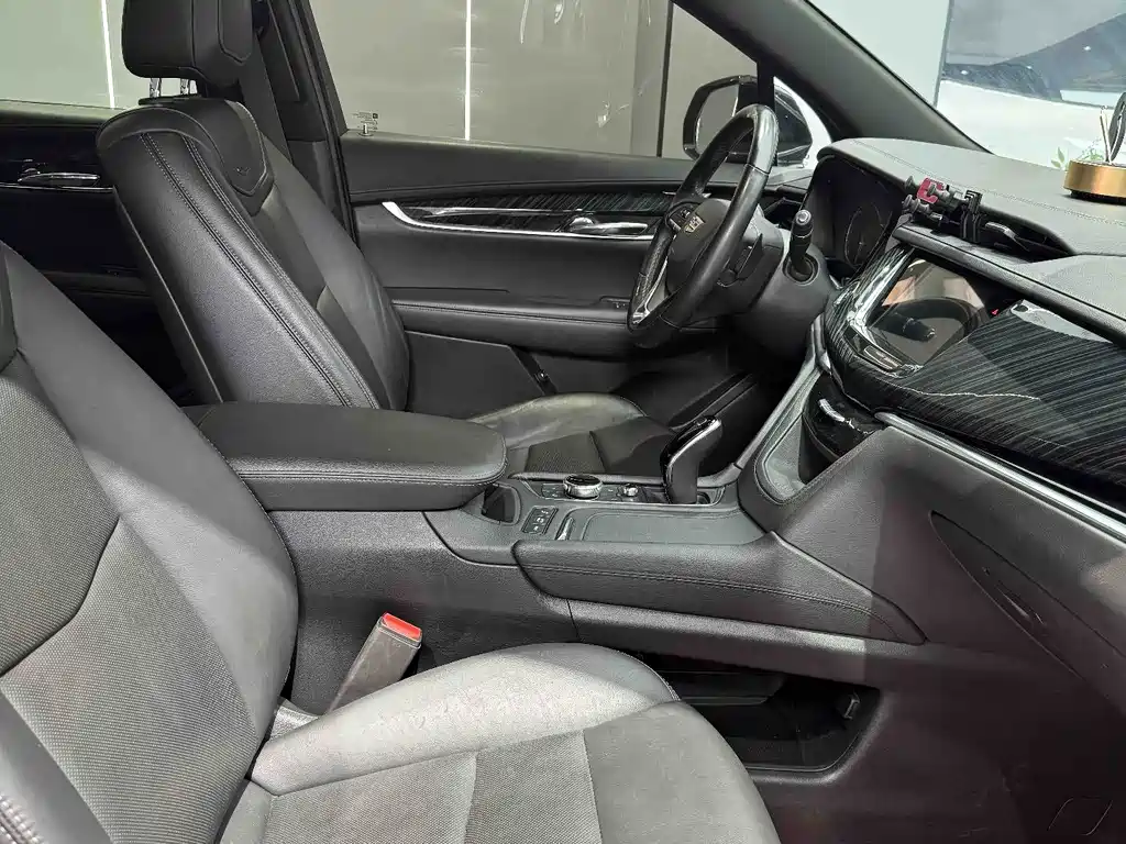 Cadillac XT6 2023 — фото 16