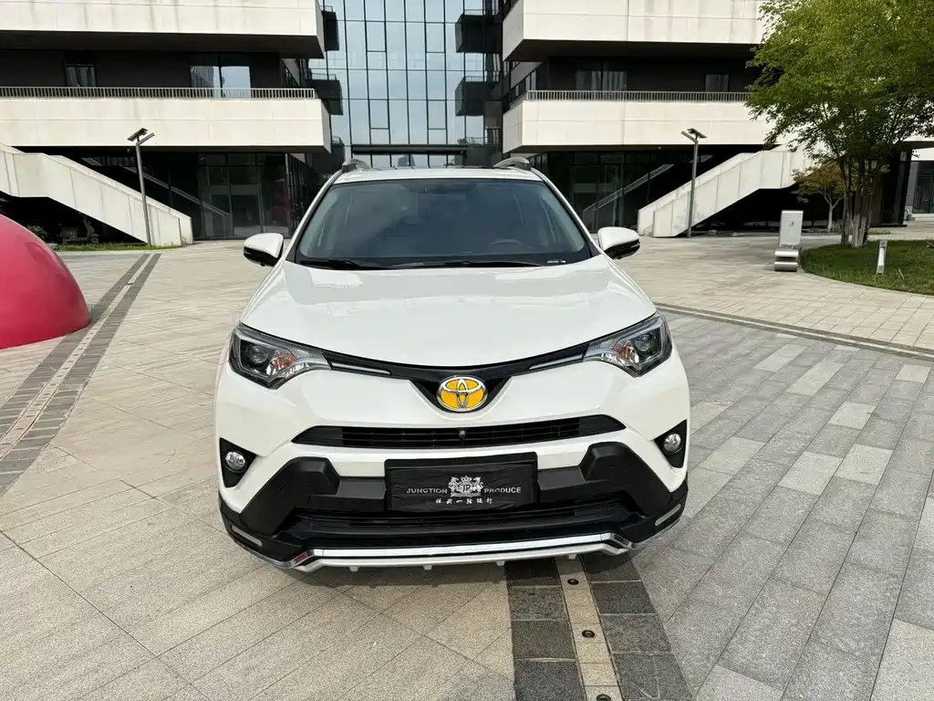 Toyota RAV4 2018 — фото 2