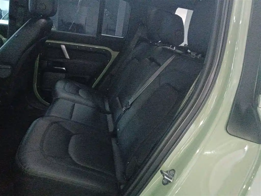 Land Rover Defender 2023 — фото 17