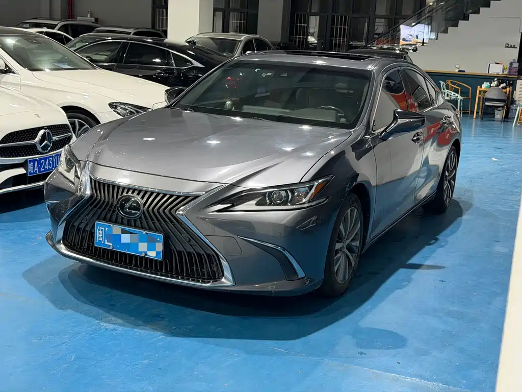 Lexus ES 2018 — фото 1