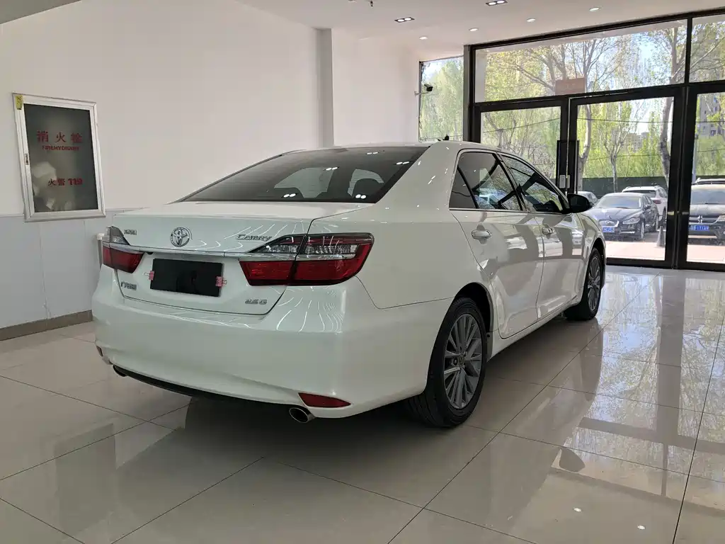 Toyota Camry 2015 — фото 26