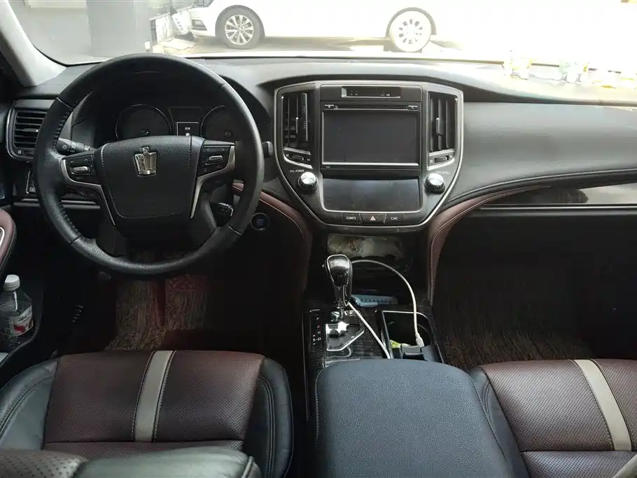Toyota Crown 2017 — фото 12