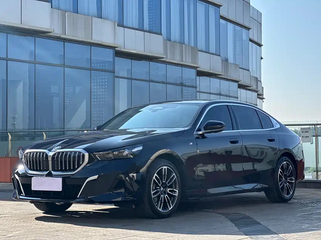 BMW 5 Series 2024 — фото 1