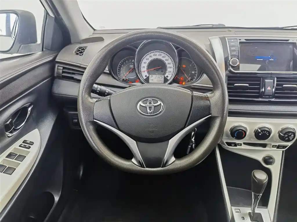 Toyota Yaris L 2015 — фото 11