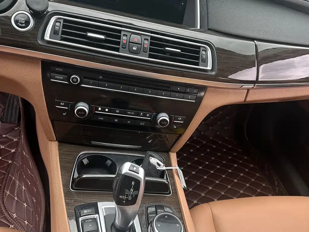 BMW 7 Series 2014 — фото 23