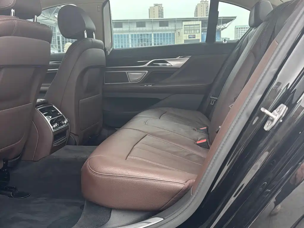 BMW 7 Series 2017 — фото 17