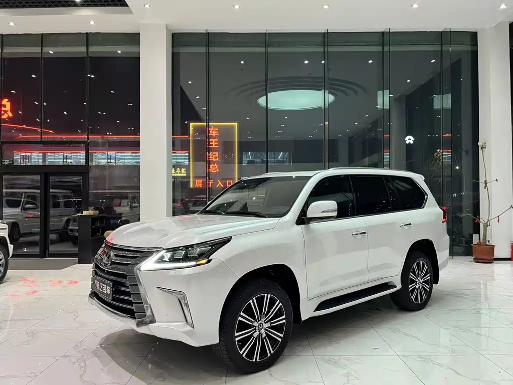 Lexus LX 2022 — фото 1