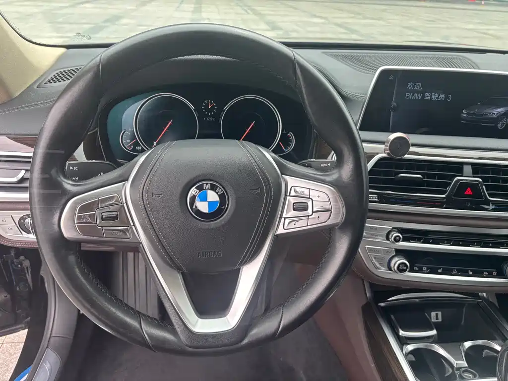 BMW 7 Series 2017 — фото 13