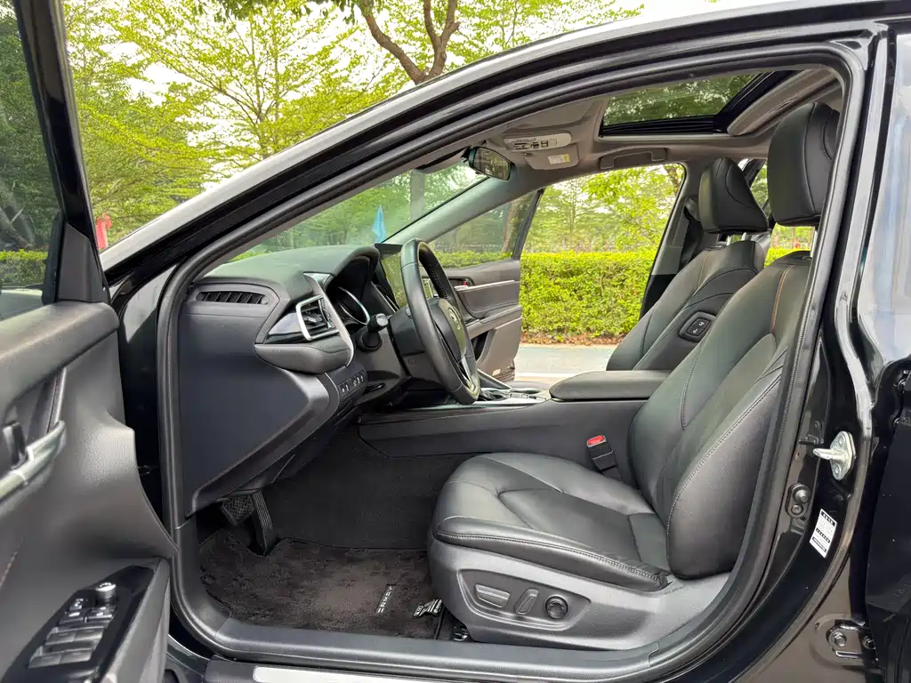 Toyota Camry 2022 — фото 11