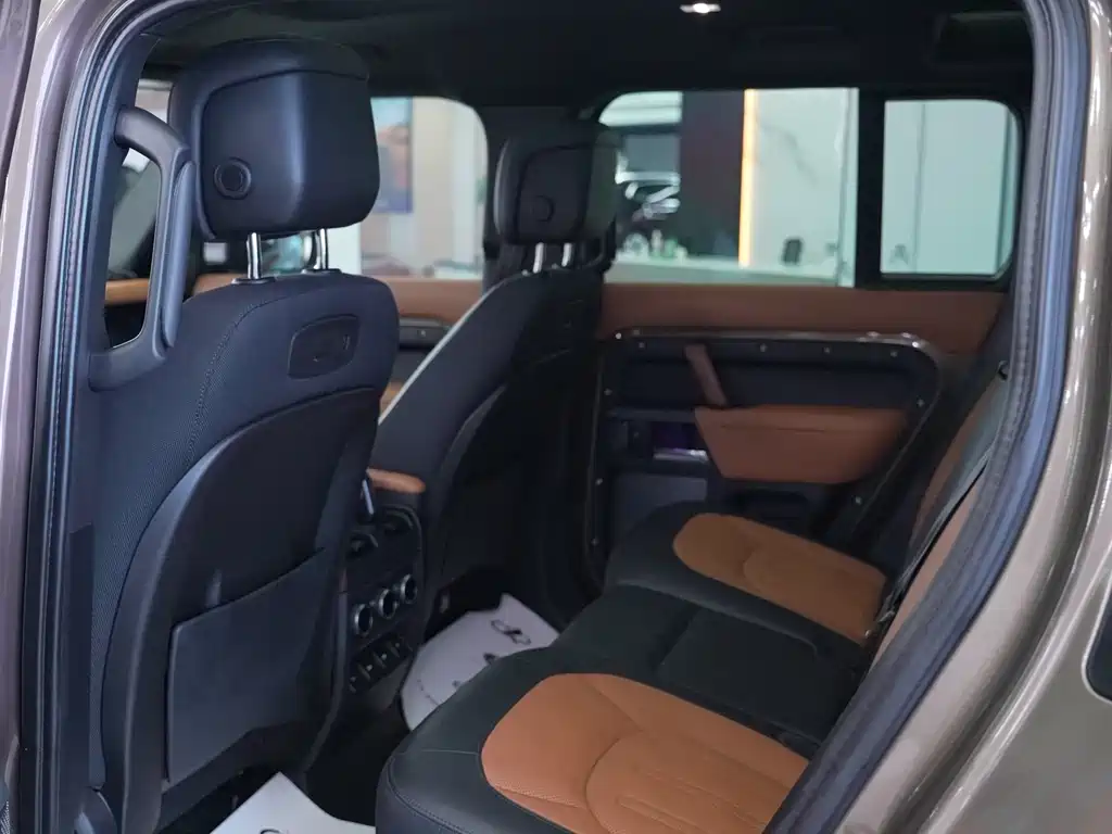 Land Rover Defender 2021 — фото 19
