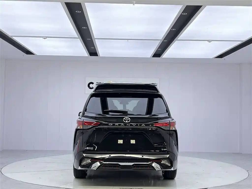 Toyota Granvia — фото 6