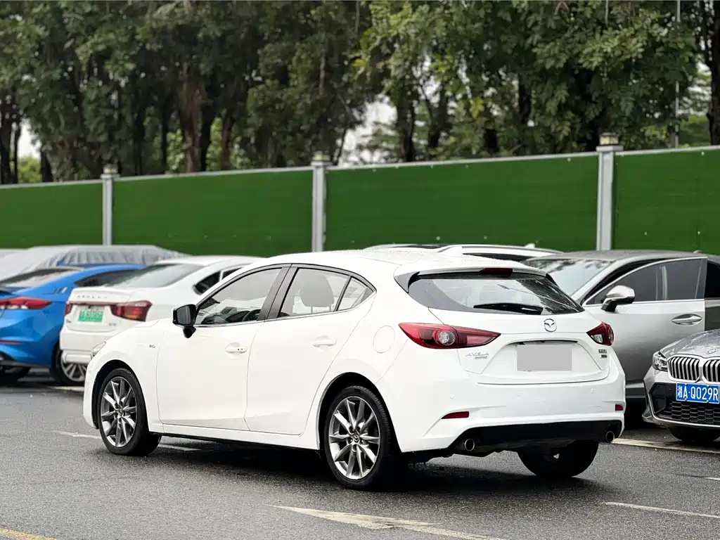 Mazda 3 Axela 2017 — фото 12